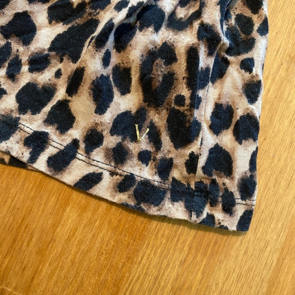 Victoria’s Secret Wide Vneck leopard print Tshirt - Picture 3 of 5